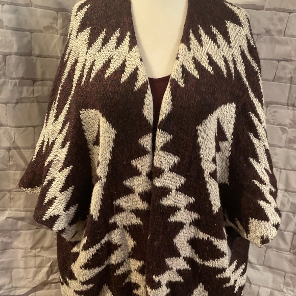 “GARAGE” BROWN AND BEIGE TRIBAL DESIGN FRINGED OPEN FRONT SHRUG STYLE  SWEATER. - Picture 2 of 9